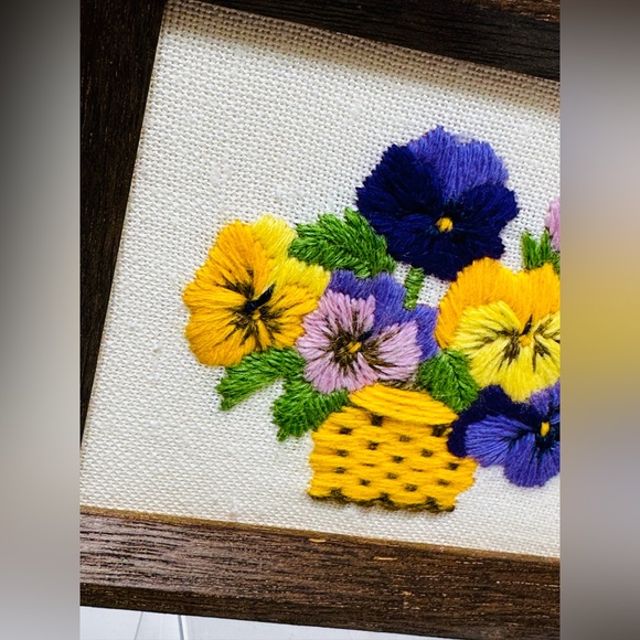 Small Vintage Mid Century Yarn Art Embroidered Box Frame Basket Flower Bouquet - Picture 4 of 9